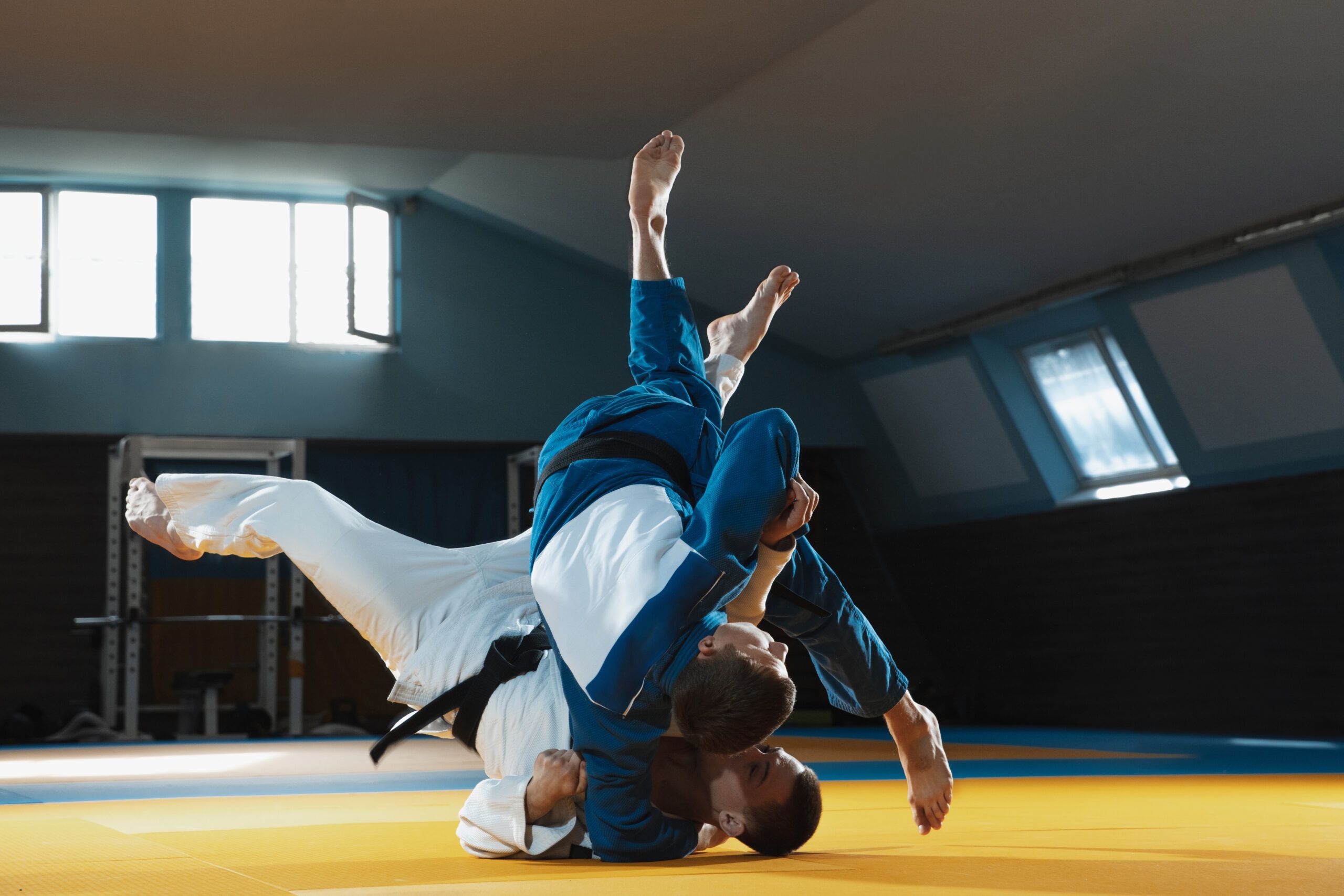 Dos judokas ejecutando una proyección de Judo